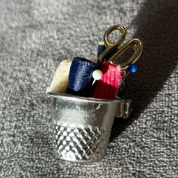 Vintage Sowing Basket Brooch - Picture 3 of 5